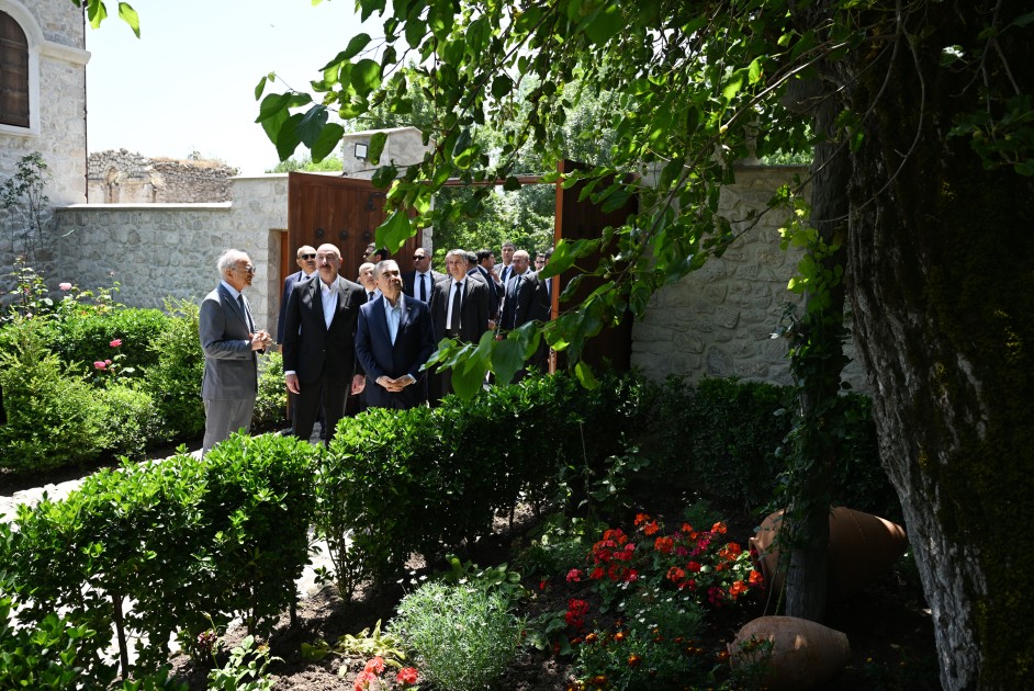 Liderlər Bülbülün ev-muzeyində - FOTOLAR