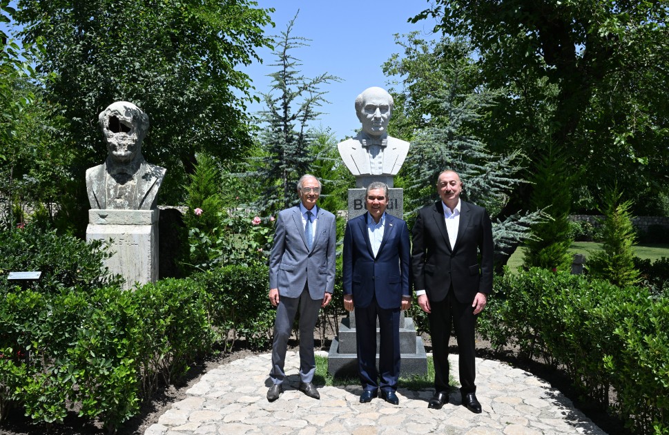 Liderlər Bülbülün ev-muzeyində - FOTOLAR