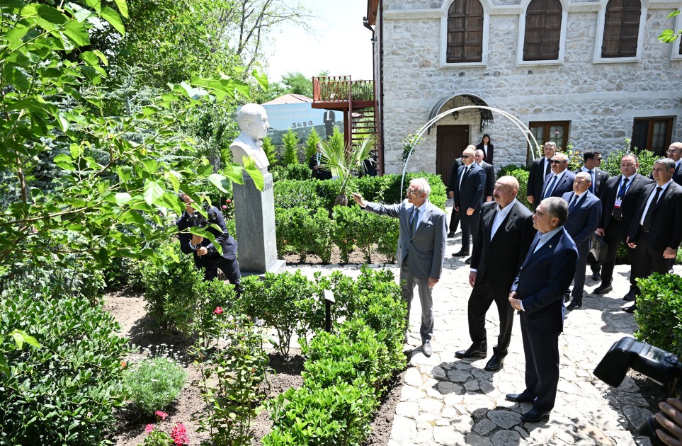 Liderlər Bülbülün ev-muzeyində - FOTOLAR