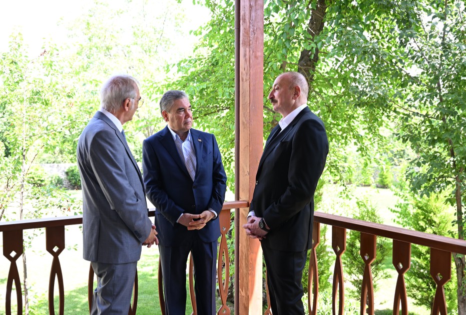 Liderlər Bülbülün ev-muzeyində - FOTOLAR