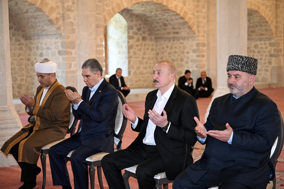 İlham Əliyev və Berdiməhəmmədov Yuxarı Gövhər Ağa məscidini ziyarət etdilər - FOTOLAR