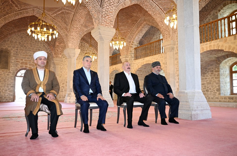 İlham Əliyev və Berdiməhəmmədov Yuxarı Gövhər Ağa məscidini ziyarət etdilər - FOTOLAR