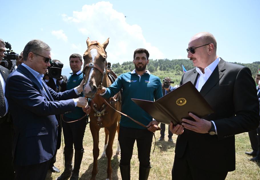 Prezident Berdiməhəmmədova Qarabağ atı hədiyyə etdi - FOTOLAR