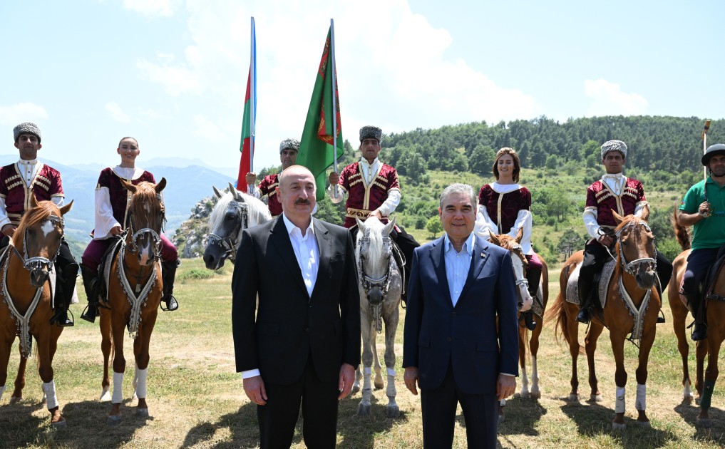 Prezident Berdiməhəmmədova Qarabağ atı hədiyyə etdi - FOTOLAR