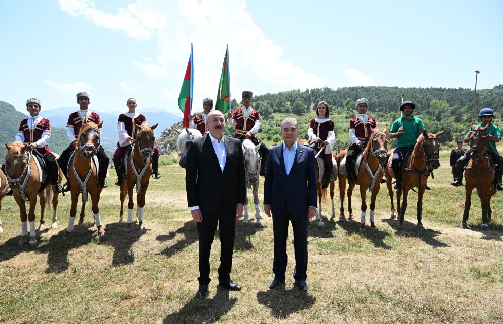 Prezident Berdiməhəmmədova Qarabağ atı hədiyyə etdi - FOTOLAR