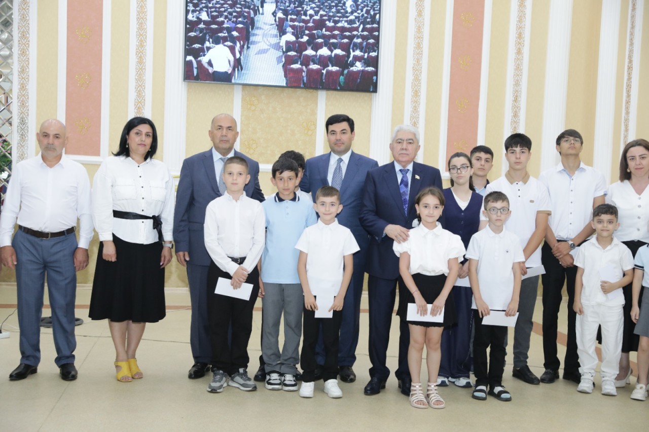 Deputat Ağalar Vəliyev Xaçmazda müəllim və şagirdləri təltif etdi - FOTOLAR