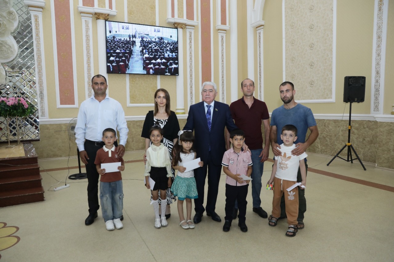 Deputat Ağalar Vəliyev Xaçmazda müəllim və şagirdləri təltif etdi - FOTOLAR