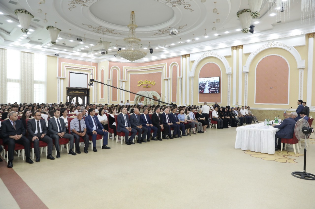 Deputat Ağalar Vəliyev Xaçmazda müəllim və şagirdləri təltif etdi - FOTOLAR