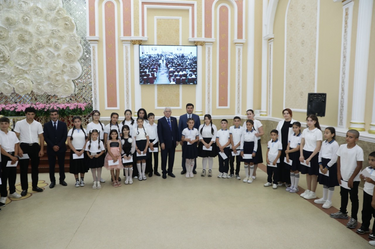 Deputat Ağalar Vəliyev Xaçmazda müəllim və şagirdləri təltif etdi - FOTOLAR