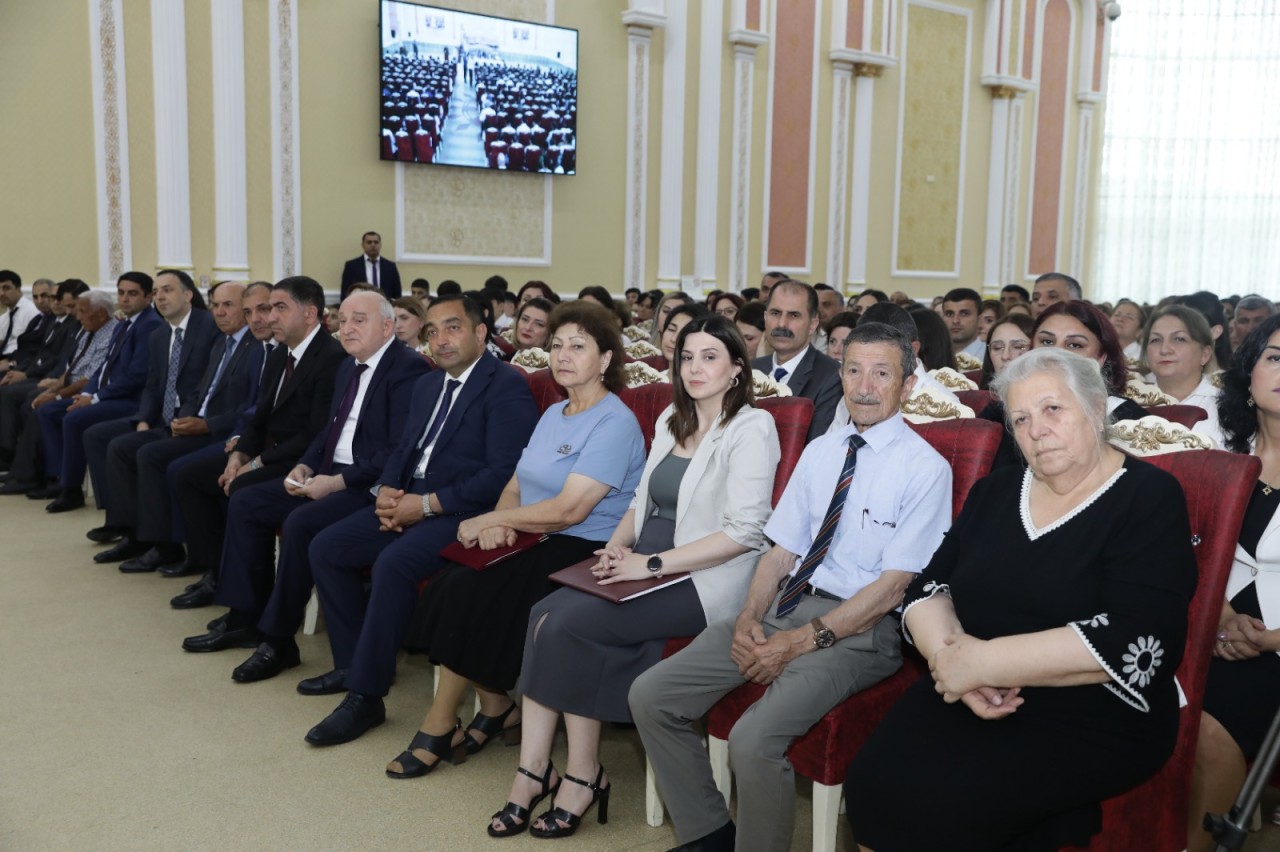 Deputat Ağalar Vəliyev Xaçmazda müəllim və şagirdləri təltif etdi - FOTOLAR