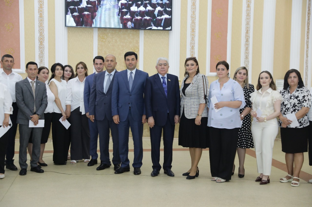Deputat Ağalar Vəliyev Xaçmazda müəllim və şagirdləri təltif etdi - FOTOLAR