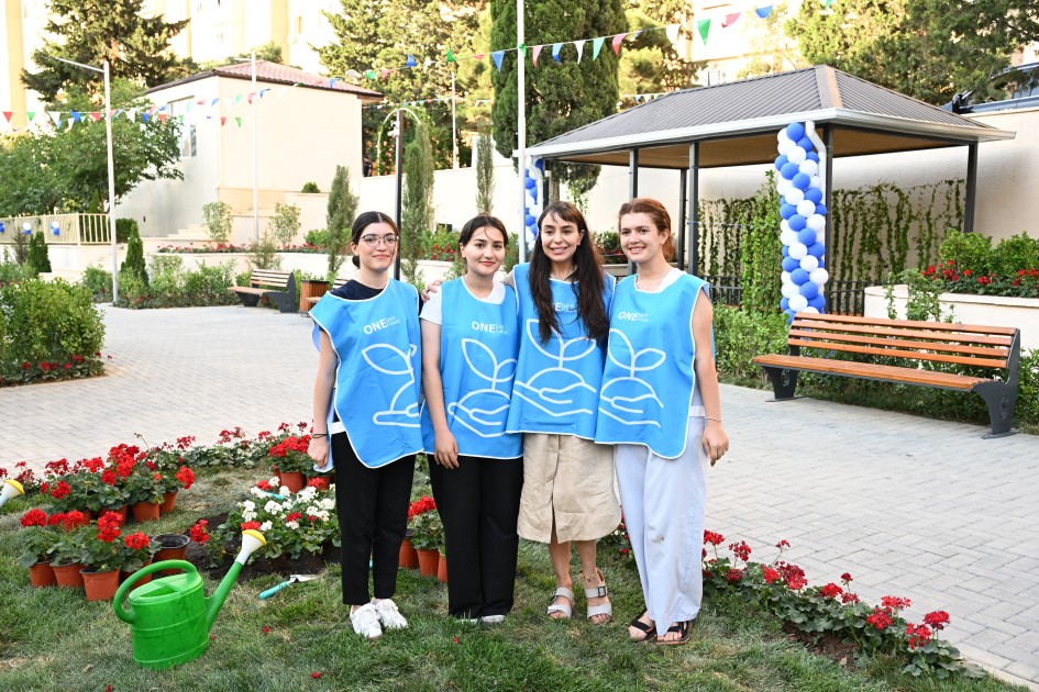 Leyla Əliyeva növbəti abad həyətin açılışında - FOTOLAR