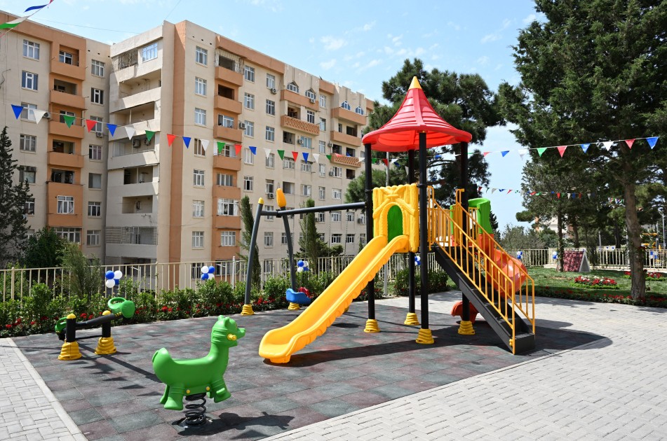 Leyla Əliyeva növbəti abad həyətin açılışında - FOTOLAR