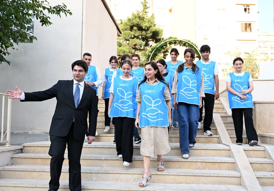 Leyla Əliyeva növbəti abad həyətin açılışında - FOTOLAR