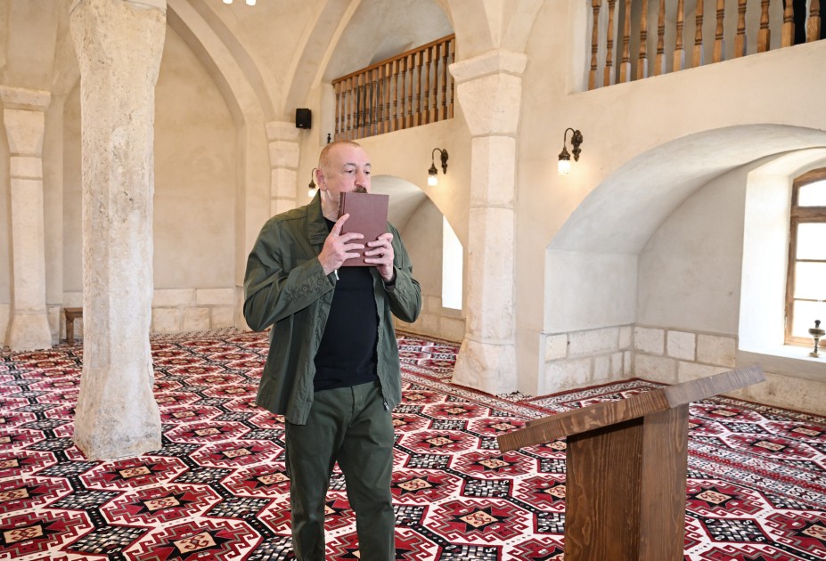 Prezident Qiyaslı kəndindəki məscidin binasının açılışında - FOTOLAR