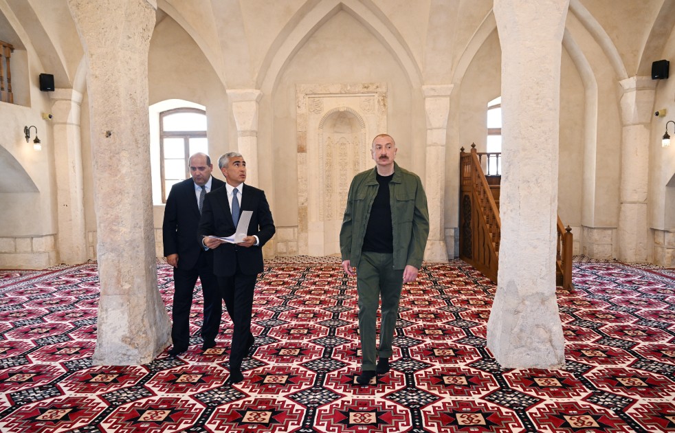 Prezident Qiyaslı kəndindəki məscidin binasının açılışında - FOTOLAR