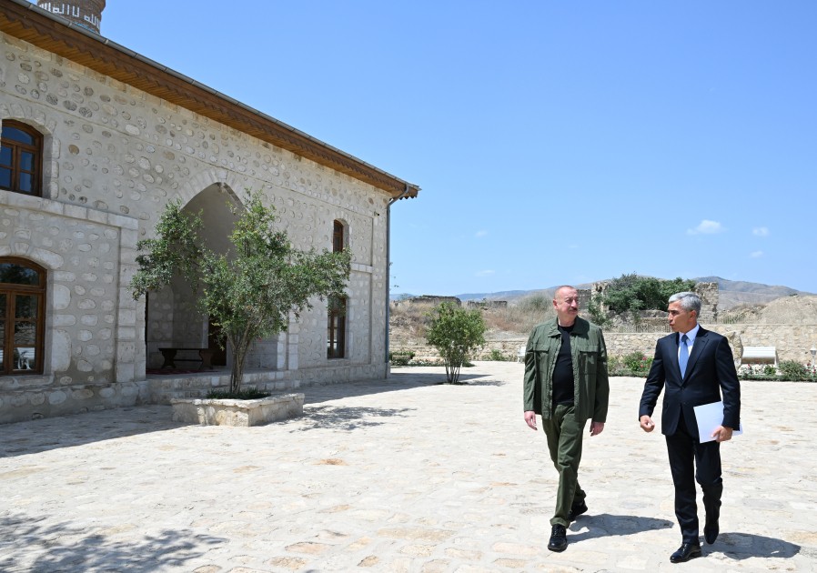 Prezident Qiyaslı kəndindəki məscidin binasının açılışında - FOTOLAR