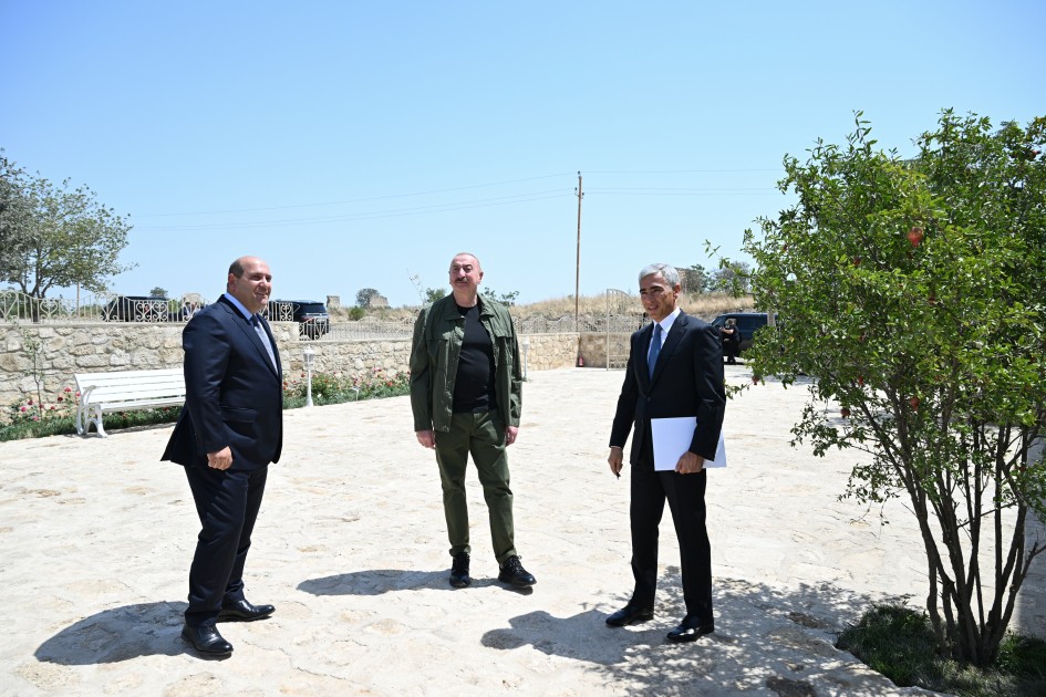 Prezident Qiyaslı kəndindəki məscidin binasının açılışında - FOTOLAR