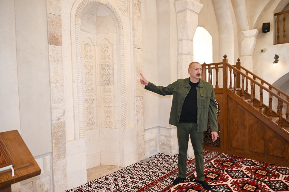 Prezident Qiyaslı kəndindəki məscidin binasının açılışında - FOTOLAR