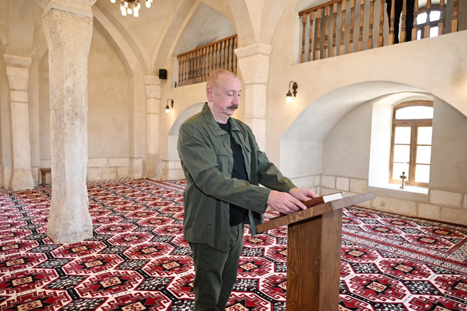 Prezident Qiyaslı kəndindəki məscidin binasının açılışında - FOTOLAR