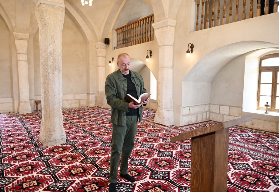 Prezident Qiyaslı kəndindəki məscidin binasının açılışında - FOTOLAR