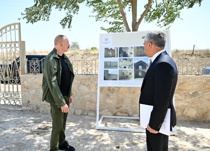 Prezident Qiyaslı kəndindəki məscidin binasının açılışında - FOTOLAR