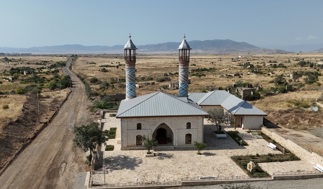 Prezident Qiyaslı kəndindəki məscidin binasının açılışında - FOTOLAR