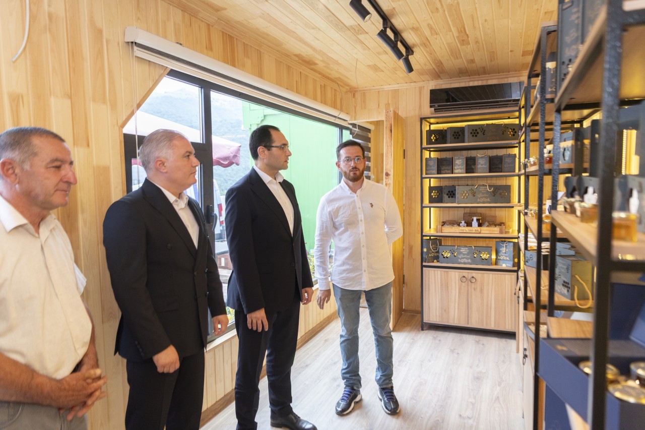 Nazir Kəlbəcərdə təsərrüfatlara baş çəkib, fermerlərlə görüşüb - FOTOLAR