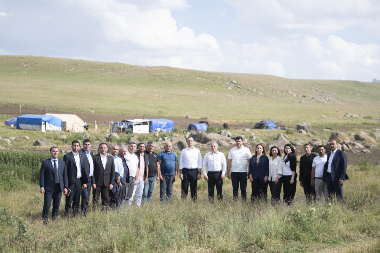 Nazir Kəlbəcərdə təsərrüfatlara baş çəkib, fermerlərlə görüşüb - FOTOLAR