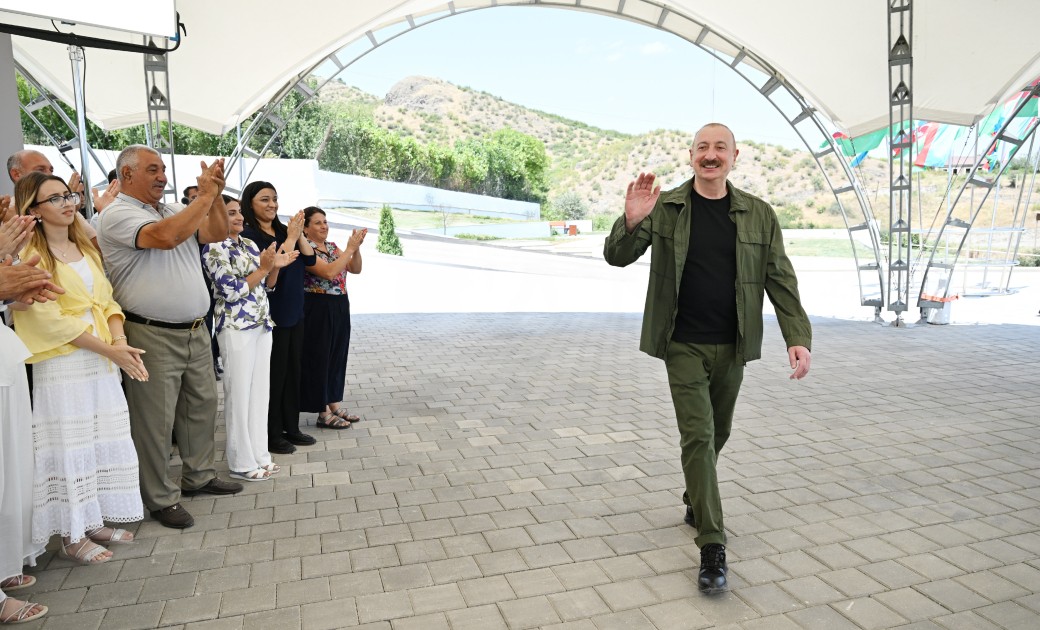 Prezident Xocalının Xanyurdu kəndinə köçən bir qrup sakinlə görüşdü - FOTOLAR (YENİLƏNİB)