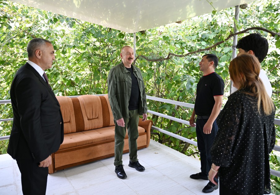 Prezident Xocalının Xanyurdu kəndinə köçən bir qrup sakinlə görüşdü - FOTOLAR (YENİLƏNİB)