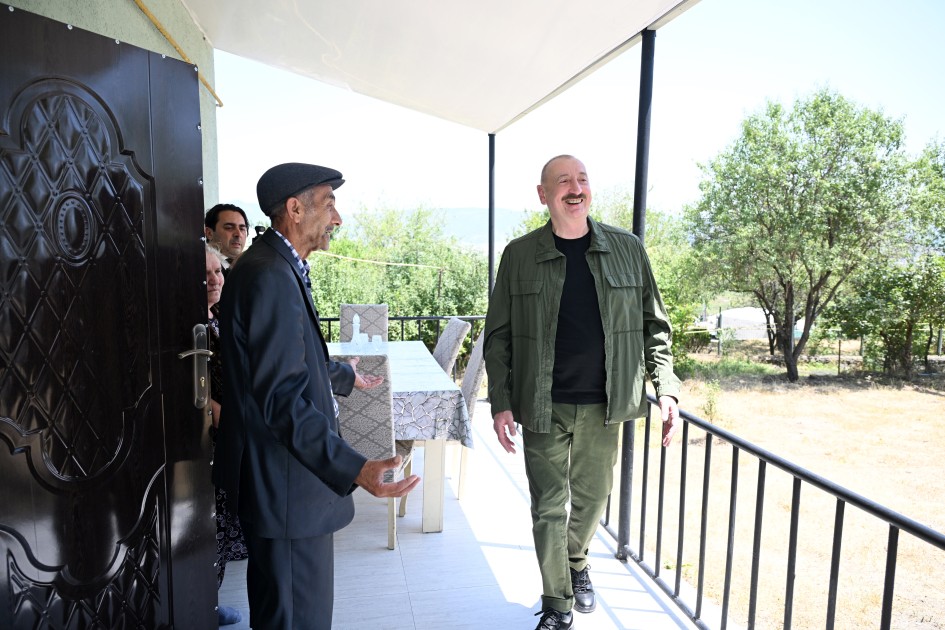 Prezident Xocalının Xanyurdu kəndinə köçən bir qrup sakinlə görüşdü - FOTOLAR (YENİLƏNİB)