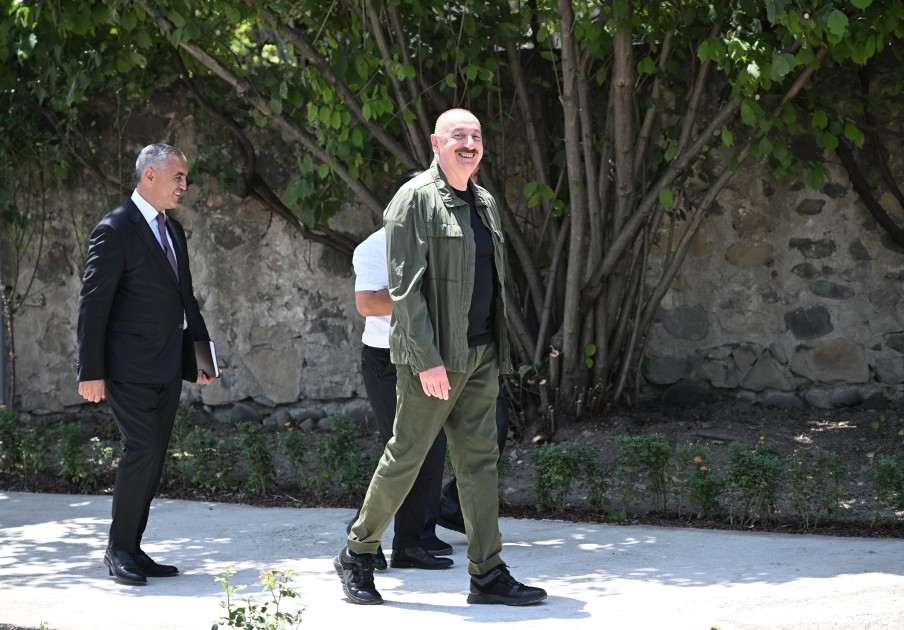 Prezident Xocalının Xanyurdu kəndinə köçən bir qrup sakinlə görüşdü - FOTOLAR (YENİLƏNİB)