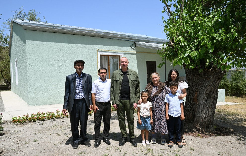 Prezident Xocalının Xanyurdu kəndinə köçən bir qrup sakinlə görüşdü - FOTOLAR (YENİLƏNİB)