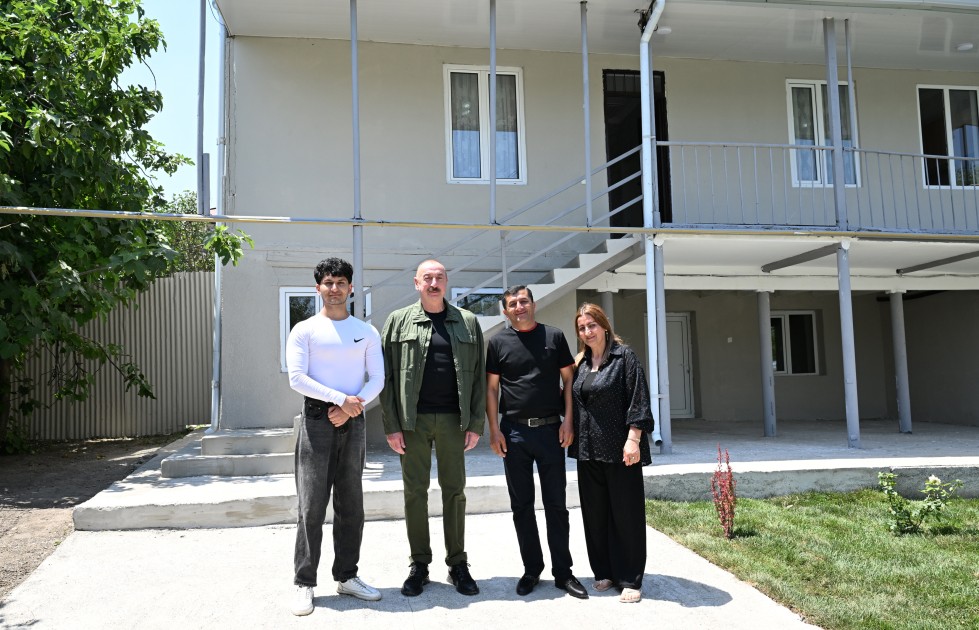 Prezident Xocalının Xanyurdu kəndinə köçən bir qrup sakinlə görüşdü - FOTOLAR (YENİLƏNİB)