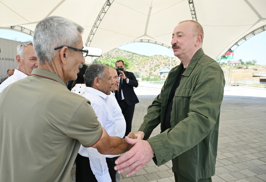 Prezident Xocalının Xanyurdu kəndinə köçən bir qrup sakinlə görüşdü - FOTOLAR (YENİLƏNİB)