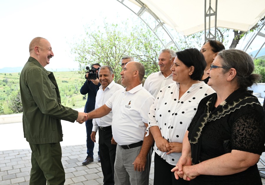 Prezident Xocalının Xanyurdu kəndinə köçən bir qrup sakinlə görüşdü - FOTOLAR (YENİLƏNİB)