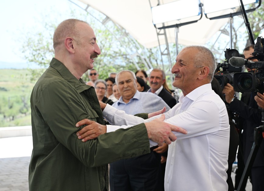 Prezident Xocalının Xanyurdu kəndinə köçən bir qrup sakinlə görüşdü - FOTOLAR (YENİLƏNİB)