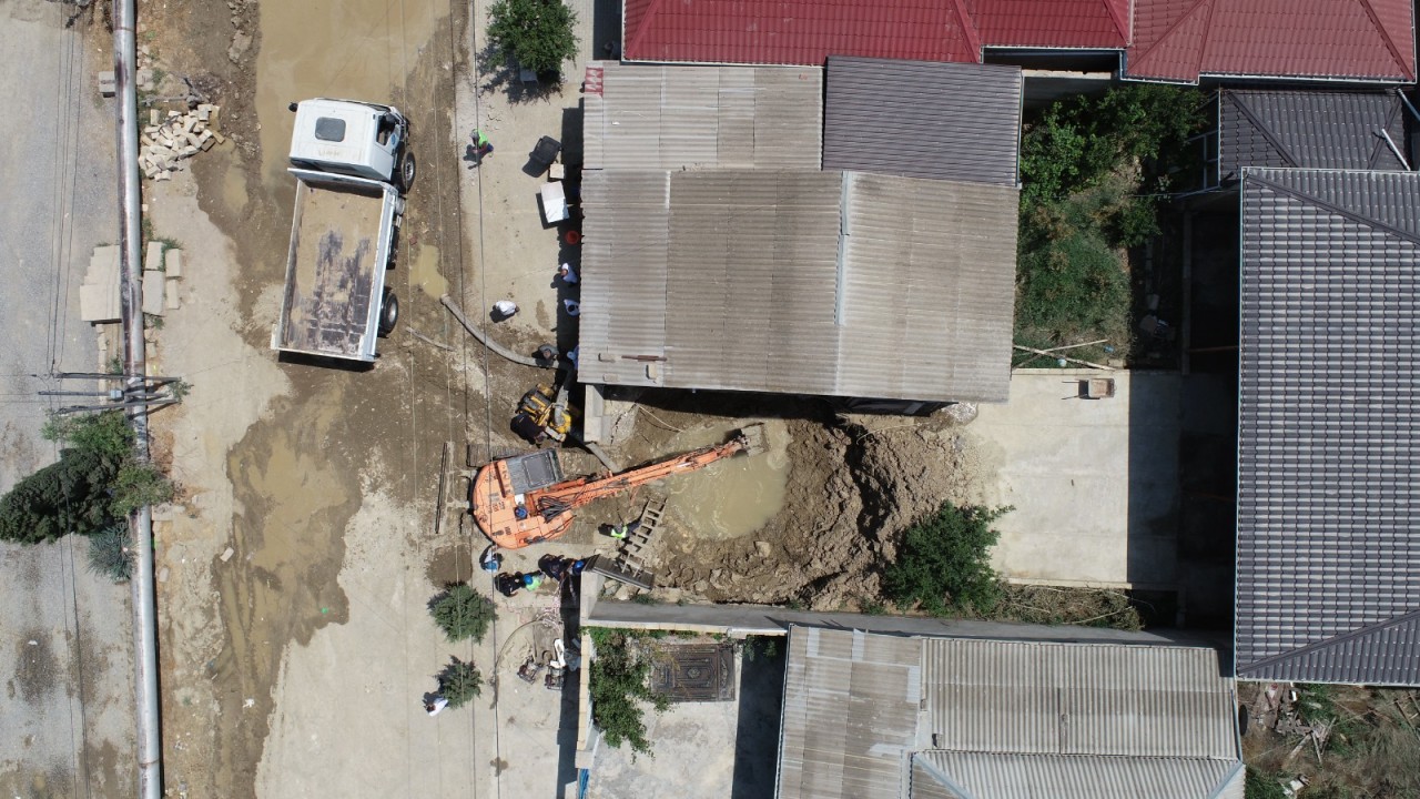 Bu evlər su təchizatına ciddi problem yaradır - VİDEO