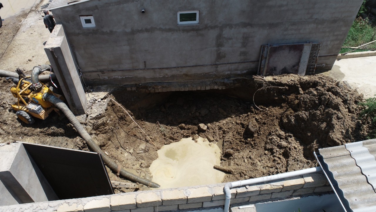 Bu evlər su təchizatına ciddi problem yaradır - VİDEO