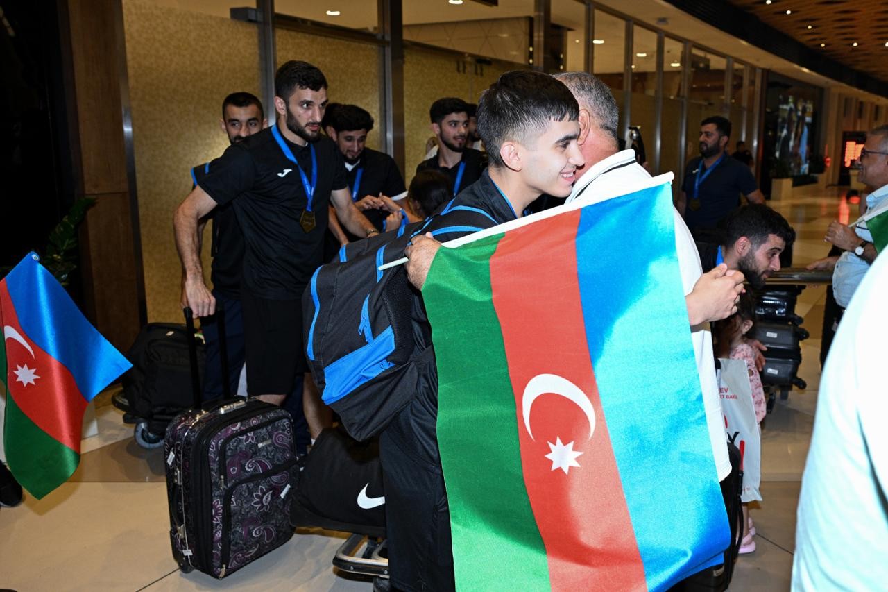 Avropa Çempionatının qalibi olan ASA-nın futzal komandası Vətənə qayıtdı - FOTOLAR