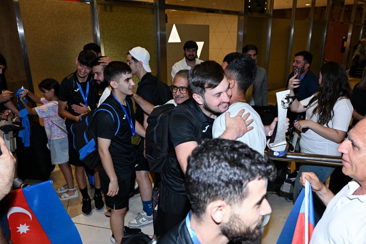 Avropa Çempionatının qalibi olan ASA-nın futzal komandası Vətənə qayıtdı - FOTOLAR