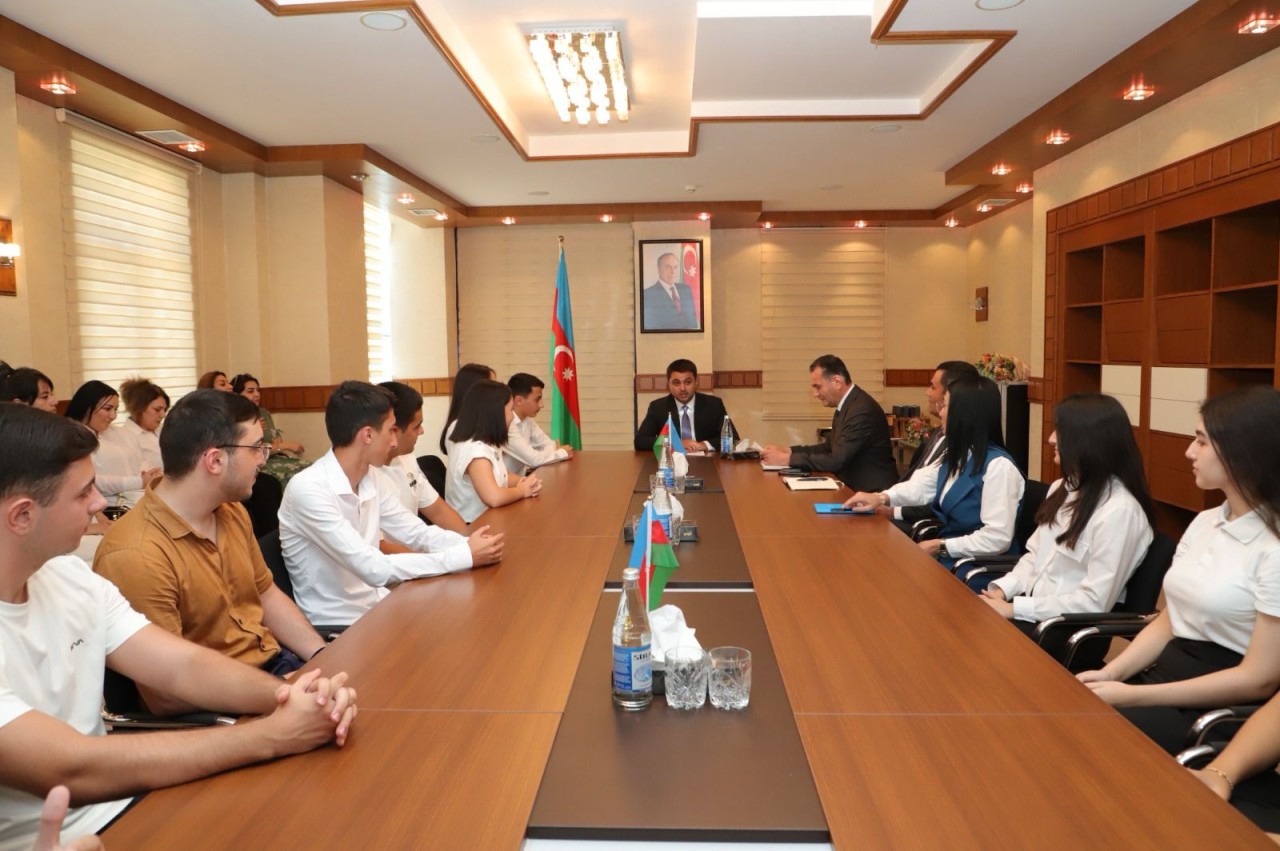 Neftçalanın icra başçısı yüksək bal toplayan məzunlarla görüşüb - FOTOLAR