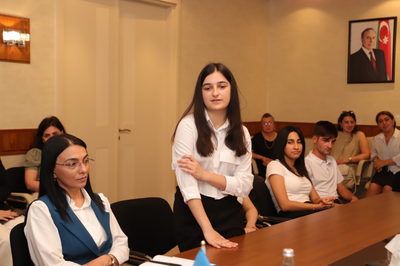 Neftçalanın icra başçısı yüksək bal toplayan məzunlarla görüşüb - FOTOLAR