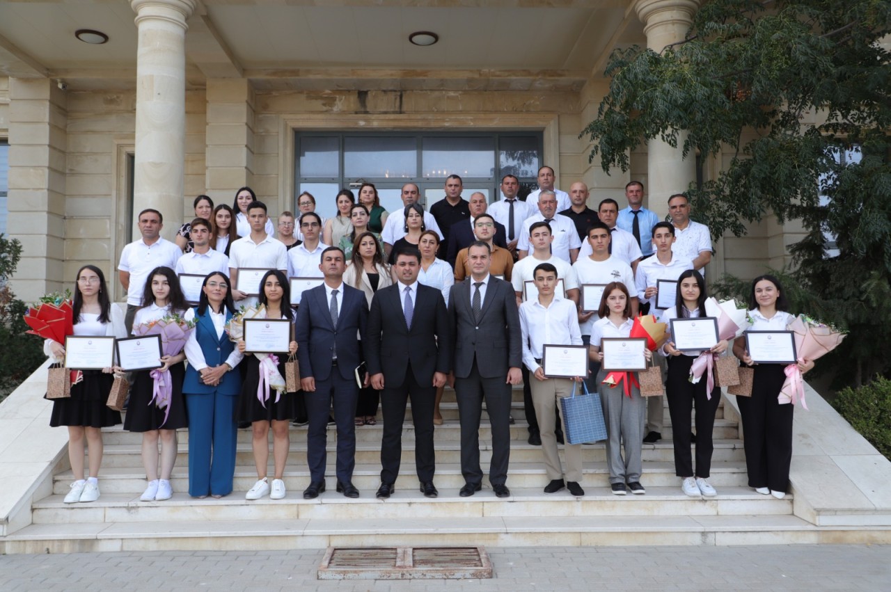 Neftçalanın icra başçısı yüksək bal toplayan məzunlarla görüşüb - FOTOLAR