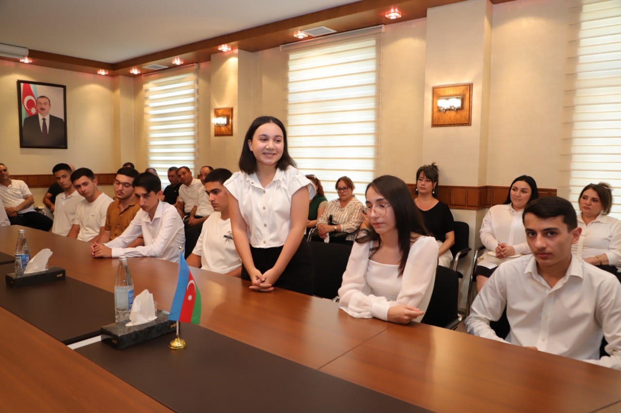 Neftçalanın icra başçısı yüksək bal toplayan məzunlarla görüşüb - FOTOLAR