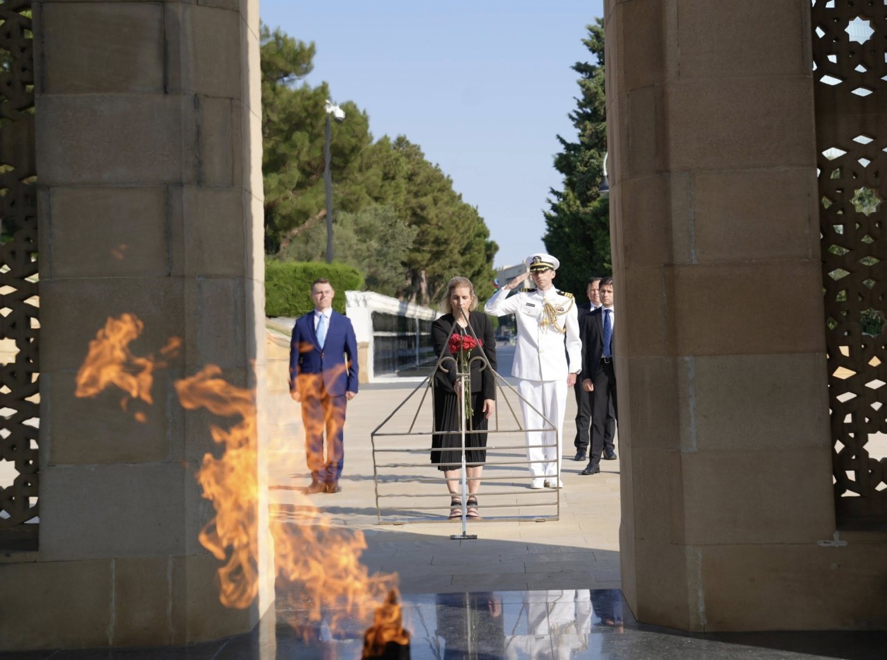 ABŞ-nin müvəqqəti işlər vəkili Şəhidlər xiyabanında - FOTO