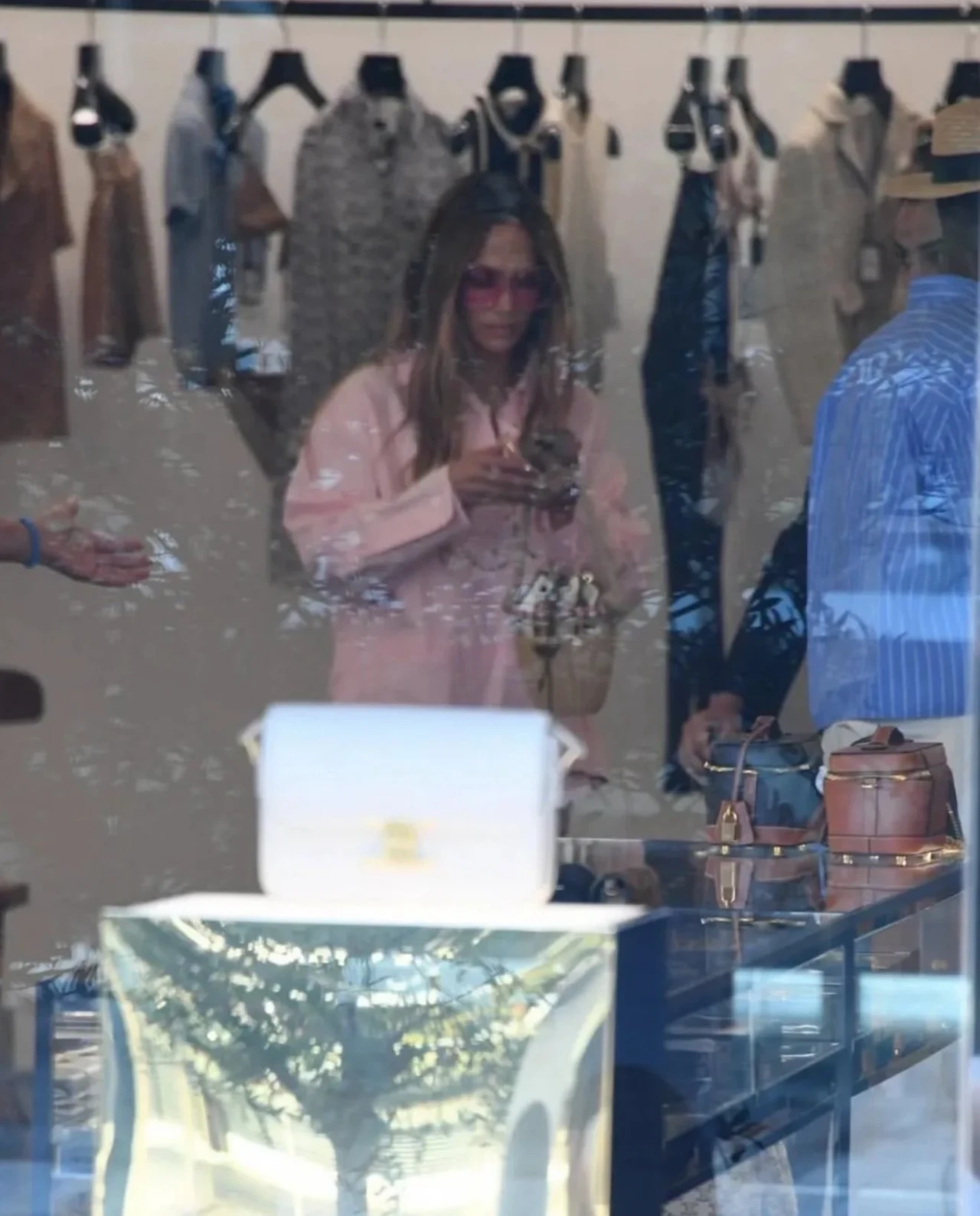 İstanbulda Lopezə "doluyuq" deyib, mağazaya buraxmadılar (FOTO)