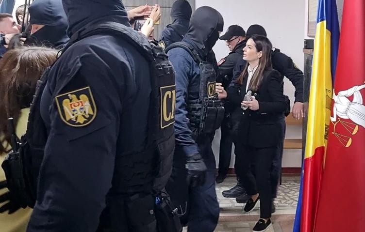 Qaqauziya rəhbəri məhkəmə zalından birbaşa həbsxanaya göndərildi - FOTO