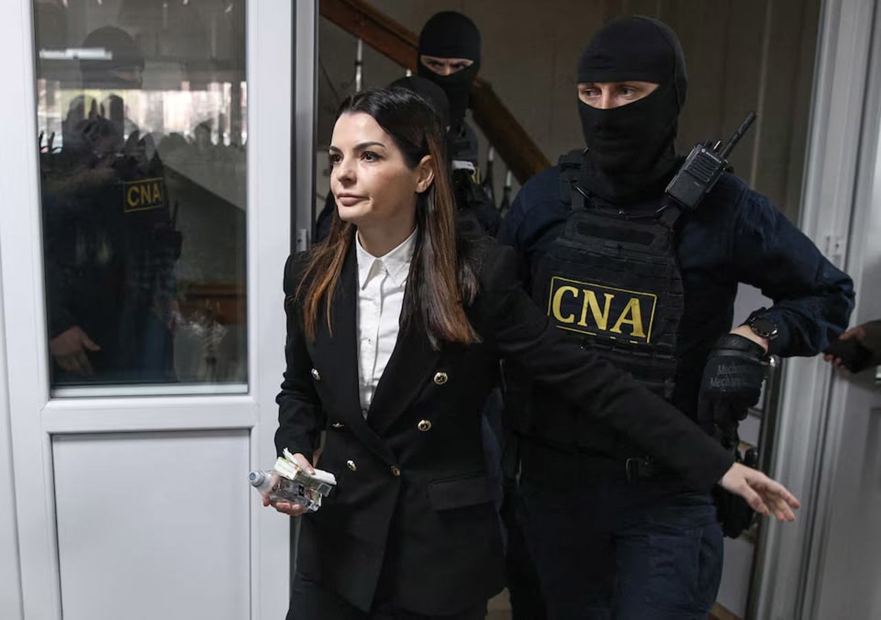 Qaqauziya rəhbəri məhkəmə zalından birbaşa həbsxanaya göndərildi - FOTO